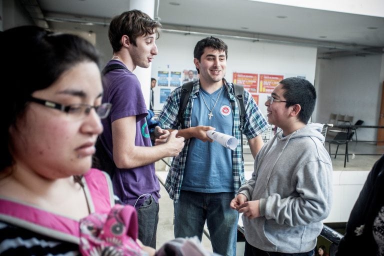 Los chicos con mentes excepcionales suelen tener dificultades para relacionarse: sus sucesivas preguntas no suelen caer bien a sus compañeros o profesores. (Javier Heinzmann)