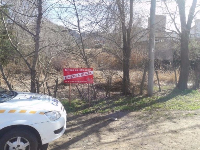 En un terreno se observa el cartel que colocaron. Foto: Gentileza Carlos D'Alessandro.