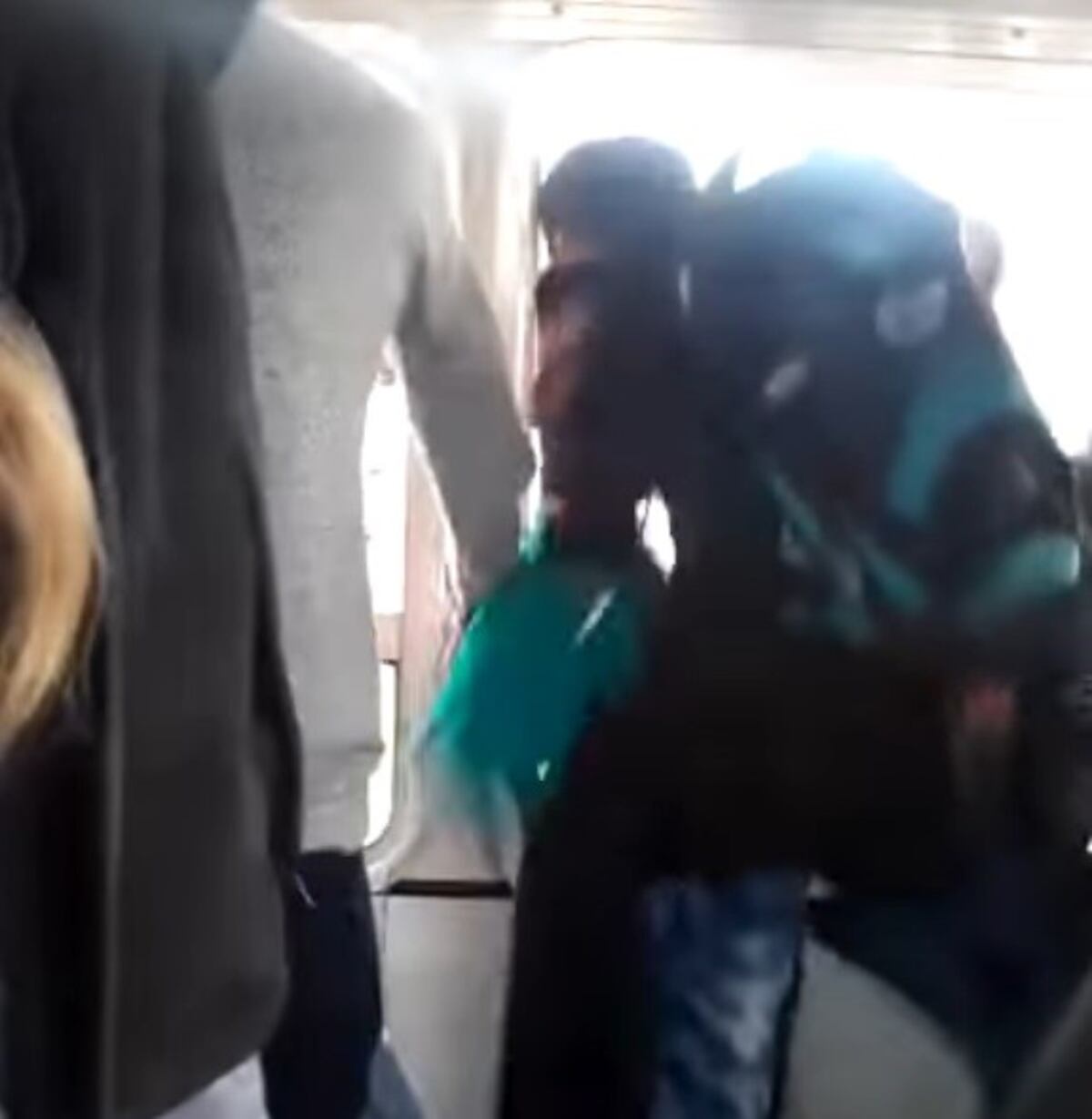 Lo acusaron de robar y se tiró por la ventana del micro en movimiento
