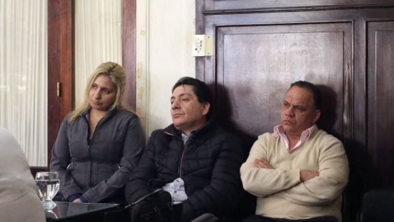 En el banquillo, el Turco Viola (centro) junto a su ex pareja y ex cuñado.