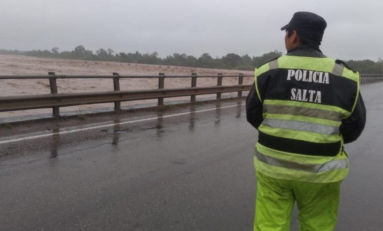 Ya son siete las familias evacuadas por las inundaciones en Orán y Tartagal. (Policía de Salta)