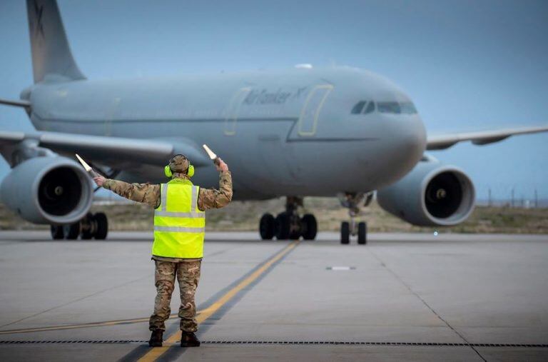 El servicio de la RAF (sigla en inglés de Real Fuerza Aérea) se realiza desde la base miliar de Mount Pleasant (Monte Agradable) hacia el Reino Unido.