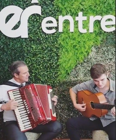 Durante la presentación, el intendente Adán Bahl tocó junto a los ganadores del Pre Mate, el grupo musical Litoral Mitá