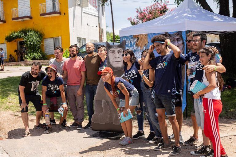 Los diputados Donda y Grosso realizaron esta intervención en el Cosquín Rock, poniéndole un cascabel al gato, en este caso con la imagen de Macri.