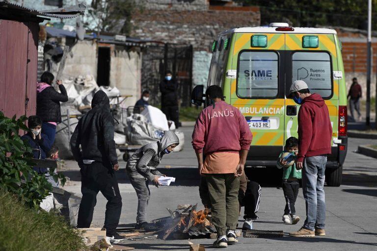 Son aproximadamente 900 viviendas con más de una familia en cada una (en algunos casos). (Foto: JUAN MABROMATA / AFP)