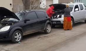 La venta de automóviles en la calle fue controlada.