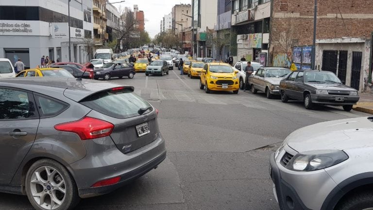 Marcha de taxistas al Concejo Deliberante.