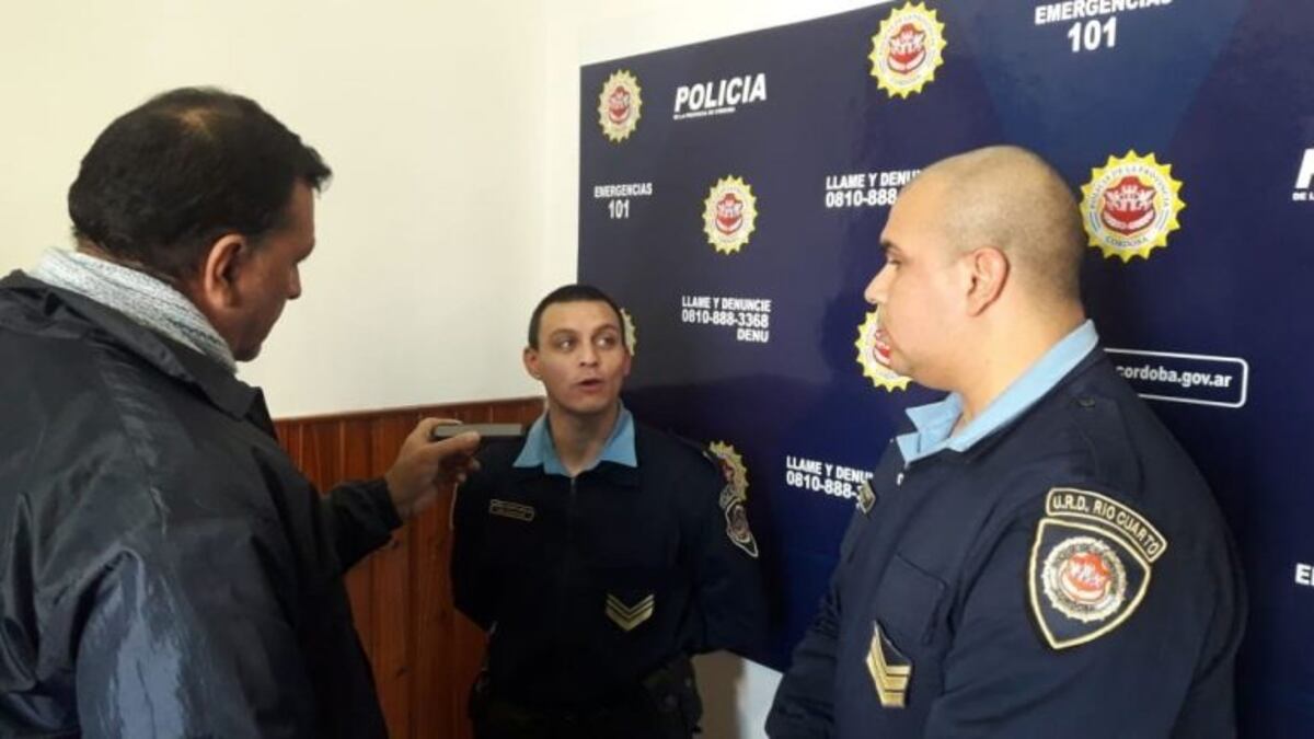 Policías "héroes": le salvaron la vida a un bebé que se broncoaspiró cuando era amamantado