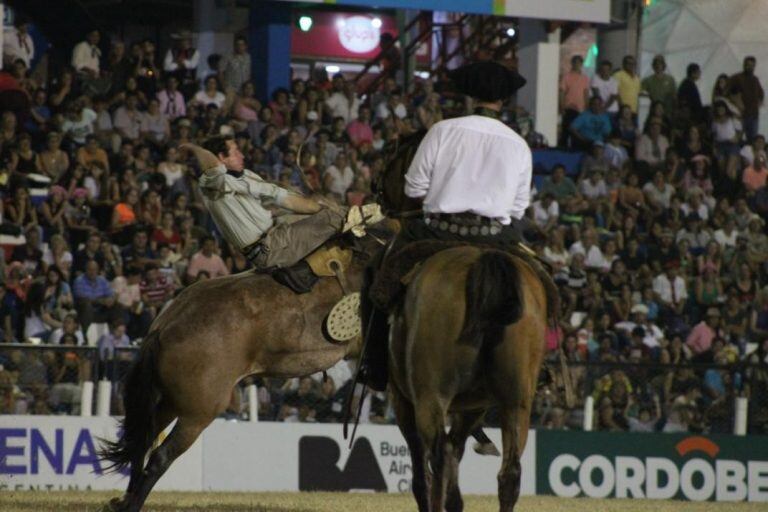 La secuencia completa del accidente que le costó la vida al jinete Norberto Cosutta en el Festival de Doma y Folclore de Jesús María.