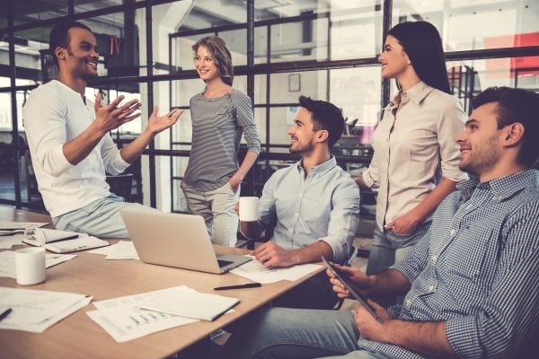 Un reciente estudio comprobó que trabajar con amigos aumenta la productividad (Foto: Archivo)