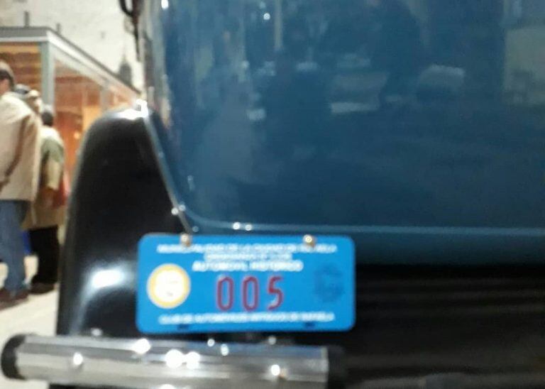 Así son las patentes que relucen en los autos.  (Prensa Municipalidad de Rafaela)