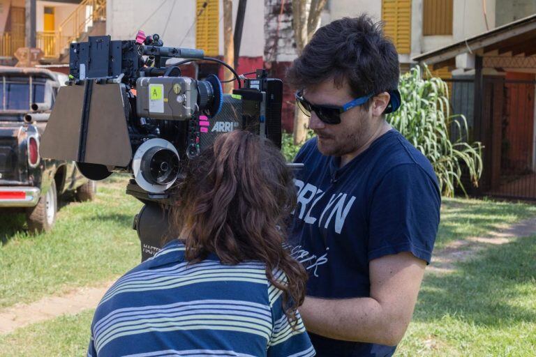 Equipo técnico en plena tarea en la Chacra 150. Todo el barrio se revolucionó y participa de la filmación. (IAAviM)