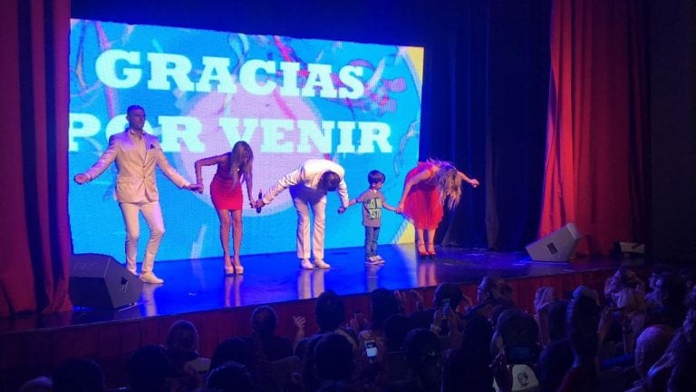 Todo el elenco junto al pequeño Benicio saludando al final de la función.