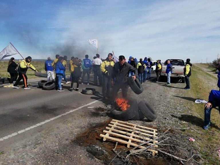 Acceso a Rawson, donde queman cubiertas e impiden el paso del tránsito.