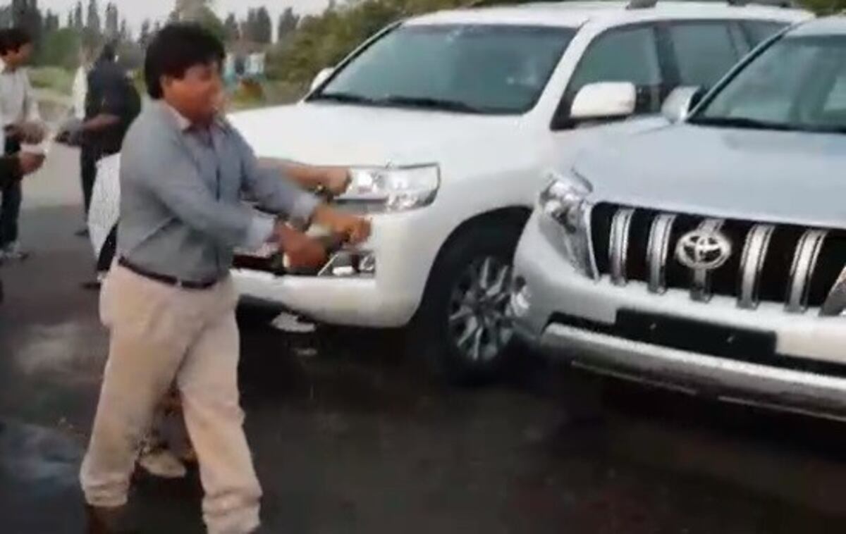 Curioso ritual con cerveza sobre autos de lujo en un barrio privado de Maipú
