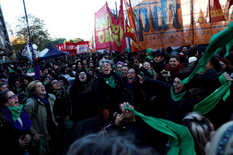 Miles de personas festejan la aprobación de la despenalización del aborto por parte de la Cámara de Diputados