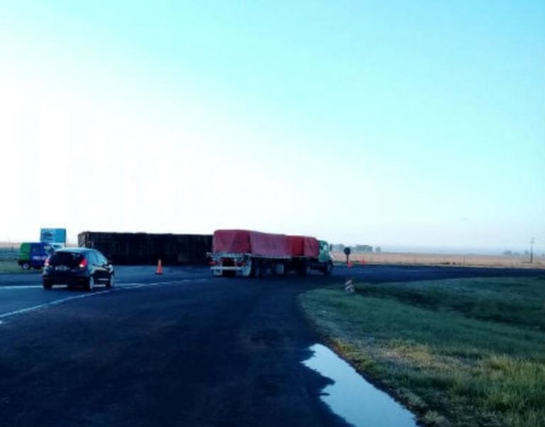 El camión volcado cortó uno de los carriles de la Ruta 3. Foto: Portal Urbano