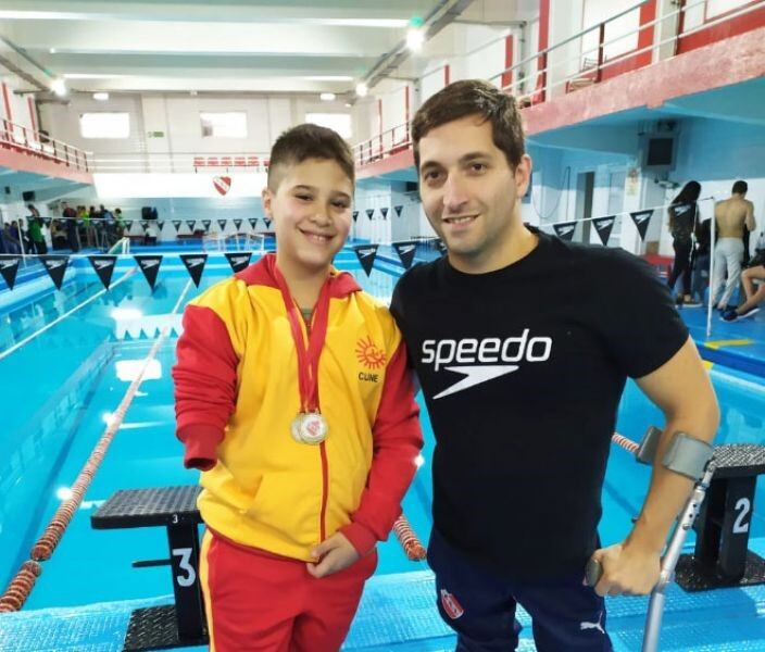 Lucas Leguiza tras subirse al podio en tres ocasiones, en el nacional de Natación Adaptada que se desarrolló en el Club Atlético Independiente (Diario Norte).