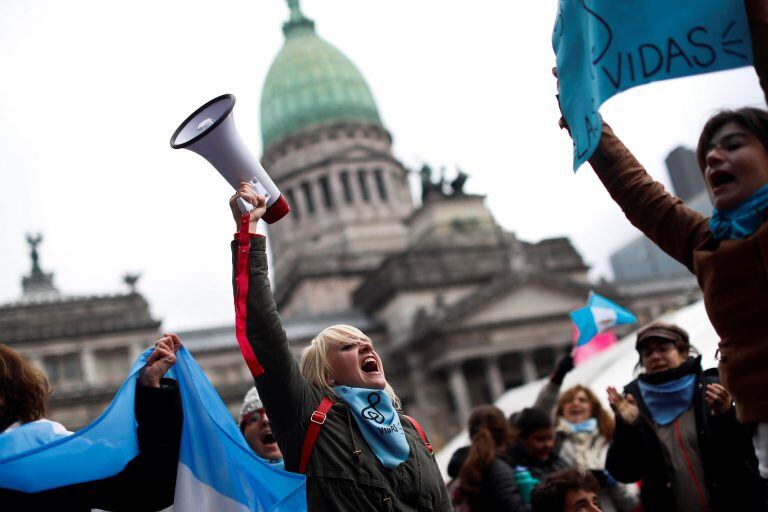 Personas en contra de despenalizar el aborto se manifiestan en el exterior del Congreso