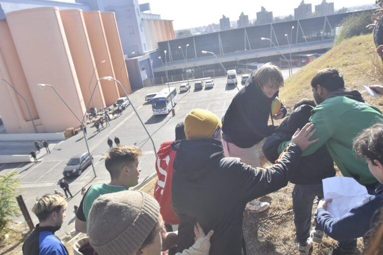 Paulo Londra en la Terminal de Ómnibus de Córdoba y grabando un video para una empresa láctea. Se acercó a saludar a sus fans.