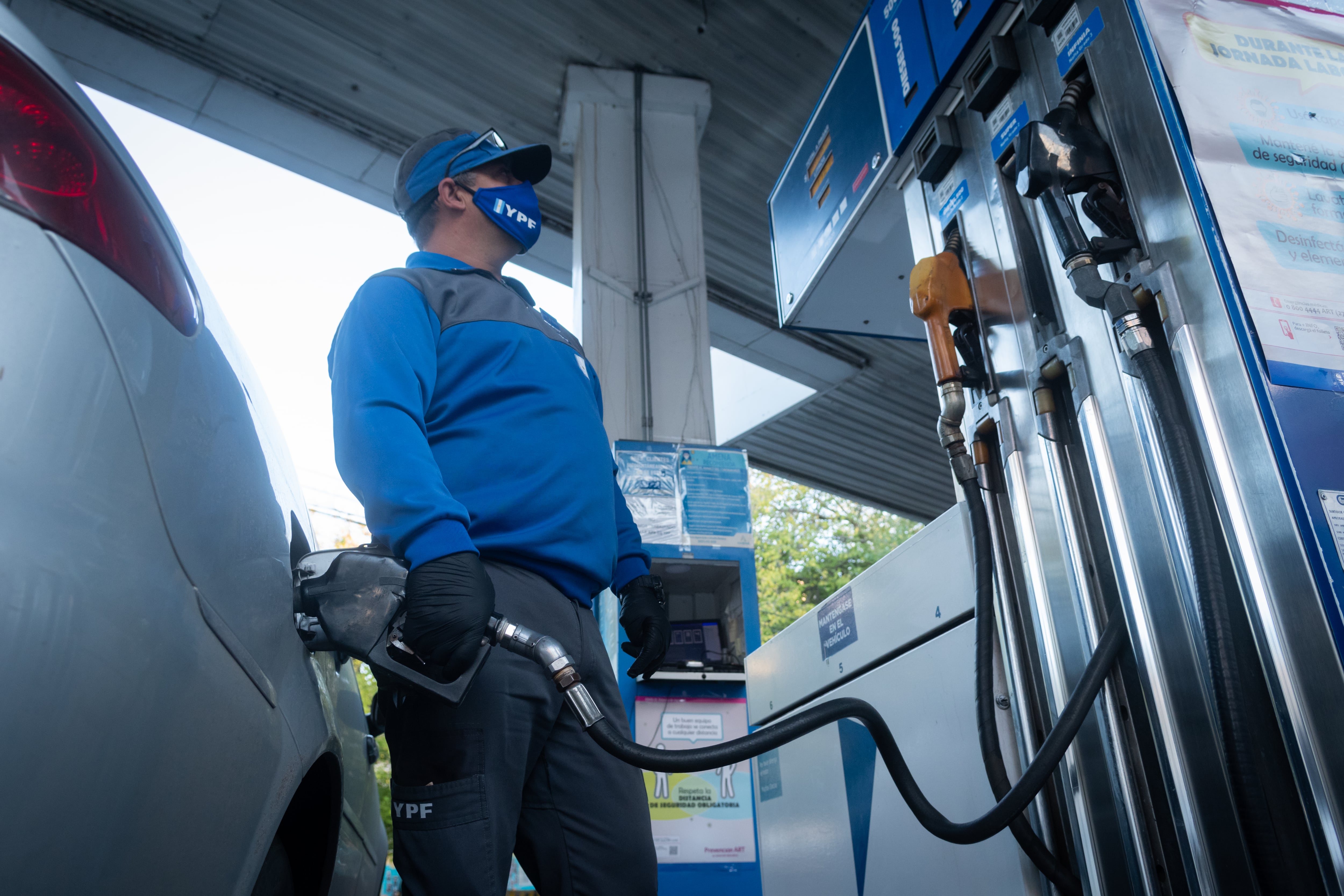 YPF aumentó sus combustibles en 6% (promedio) a partir de este sábado. Foto: Ignacio Blanco / Los Andes.


