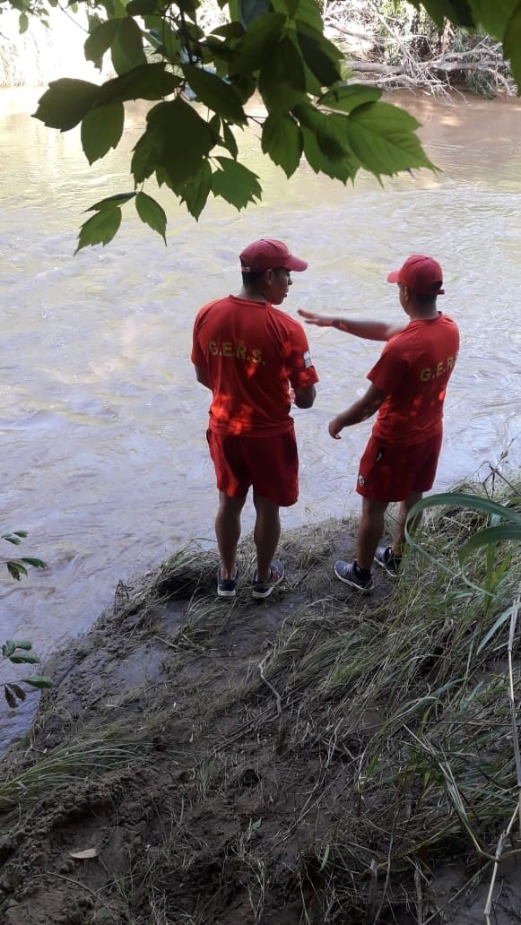 Joven arrojado al rio Villa Transito