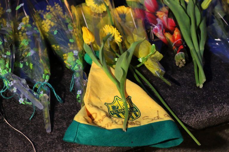 Flores y mensajes dejados en un altar improvisado durante una vigilia de apoyo a Emiliano Sala. (EFE).