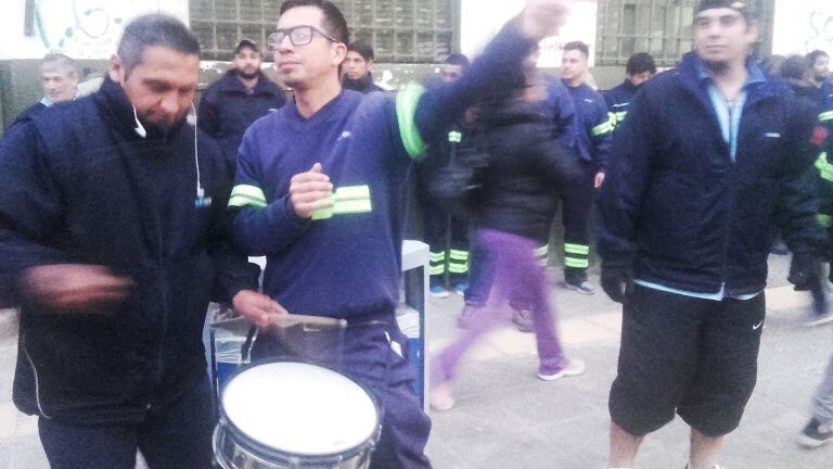 Bombos y redoblantes de trabajadores del correo en la mañana de Comodoro.