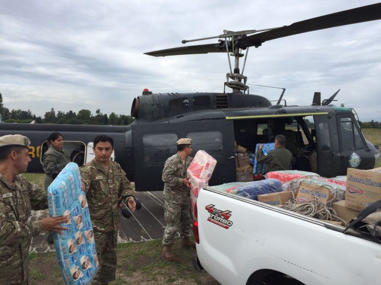 ARG03. SALTA (ARGENTINA), 02/02/2018.- Miembros del ejército argentino cargan ayudas para las personas afectadas por las inundaciones hoy, viernes 2 de febrero de 2018, en la provincia de Salta (Argentina). Miles de personas fueron evacuadas hoy en la provincia norteña argentina de Salta debido a la fuerte crecida que experimentó el río Pilcomayo tras las intensas lluvias que sufre la zona desde comienzos de semana, informaron fuentes oficiales. EFE/--