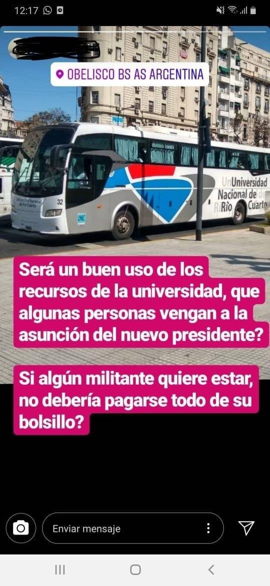 El colectivo de la Universidad Nacional de Río Cuarto que fue motivo de la polémica. (LV 16 Radio Río Cuarto)