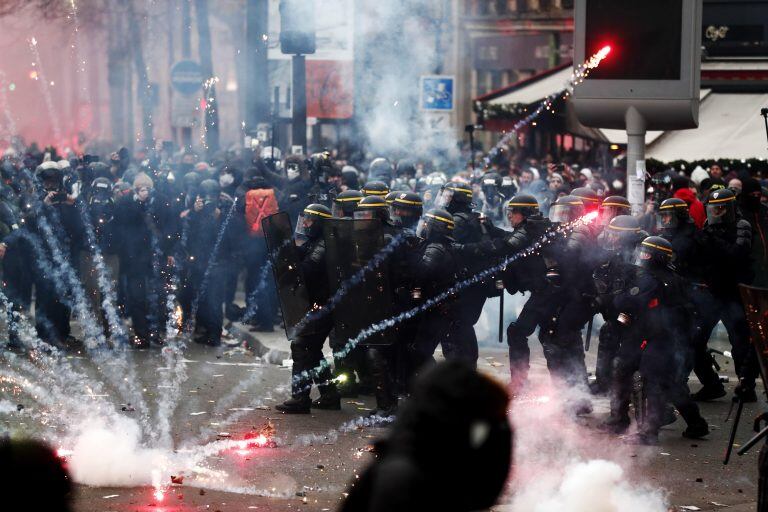 Movilizaciones en París por la huelga contra la reforma de la pensiones anunciada por el presidente (EFE/EPA/IAN LANGSDON)