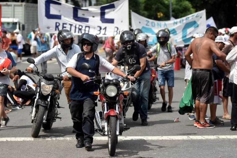 DYN17,  BUENOS AIRES 23/02/2017, LA CORRIENTE CLASISTA Y COMBATIVA (CCC)  CORTA EN AV 9 DE JULIO Y CORRIENTES  EN RECLAMO DE LA REGLAMENTACION DE LA LEY DE EMERGENCIA SOCIAL. FOTO:DYN/LUCIANO THIEBERGER.