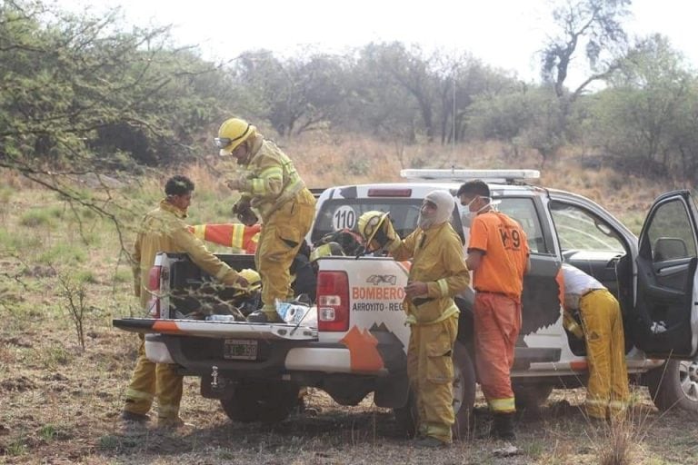 Bomberos de Arroyito luchando en la Sierras de Córdoba