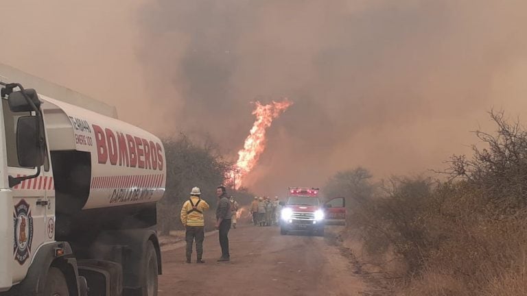 Imágenes impactantes del incendio al norte de Punilla. (Foto: Twitter / Gob. de Córdoba).