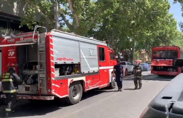 Bomberos debieron intervenir para pagar el fuego de la unidad.