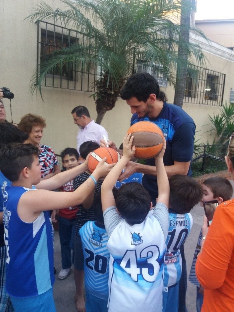 Gallizzi con los chicos del club de Regatas