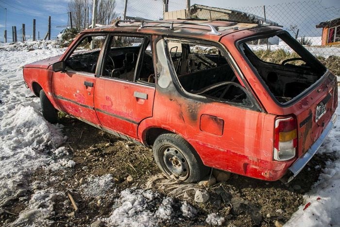 Auto incendiado en Bariloche (ElCordilerano).