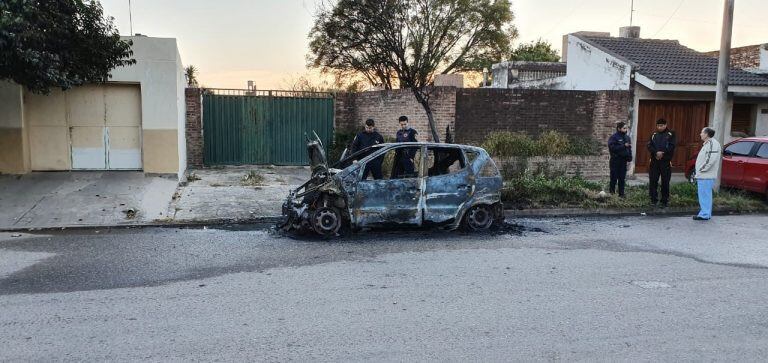 Auto quemado en Jesús María (Gentileza Mas Radio)