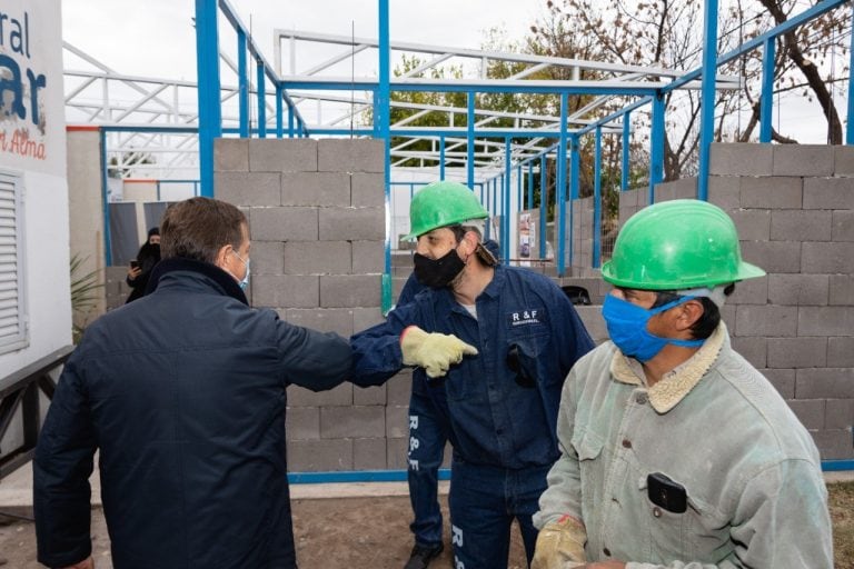 Visita del gobernador Rodolfo Suáez y el intendente Walther Marcolini al SUM del barrio del barrio San Carlos en General Alvear.