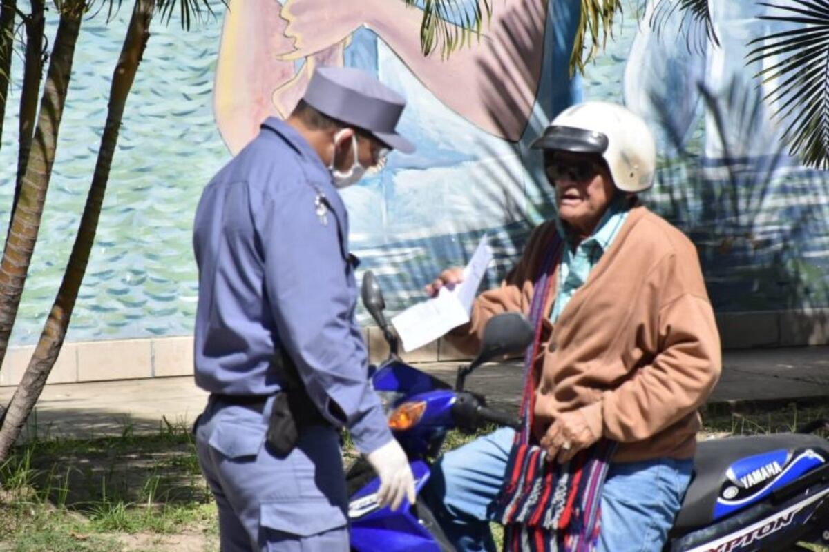La policía controla los certificados de circulación con un software
