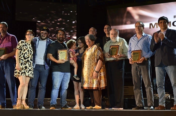 Personalidades de los medios de comunicación distinguidas con la placa de "Edición de Oro" del Festival Nacional de la Música del Litoral. (Misiones Online)