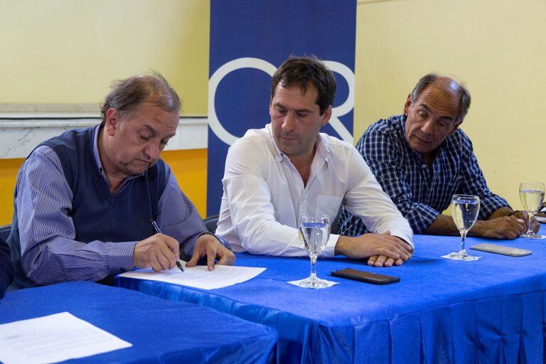 Firma convenio con ENHOSA.