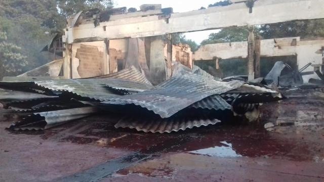 El fuego destruyó un local del área comercial en el Parque Nacional Iguazú. (MOL)