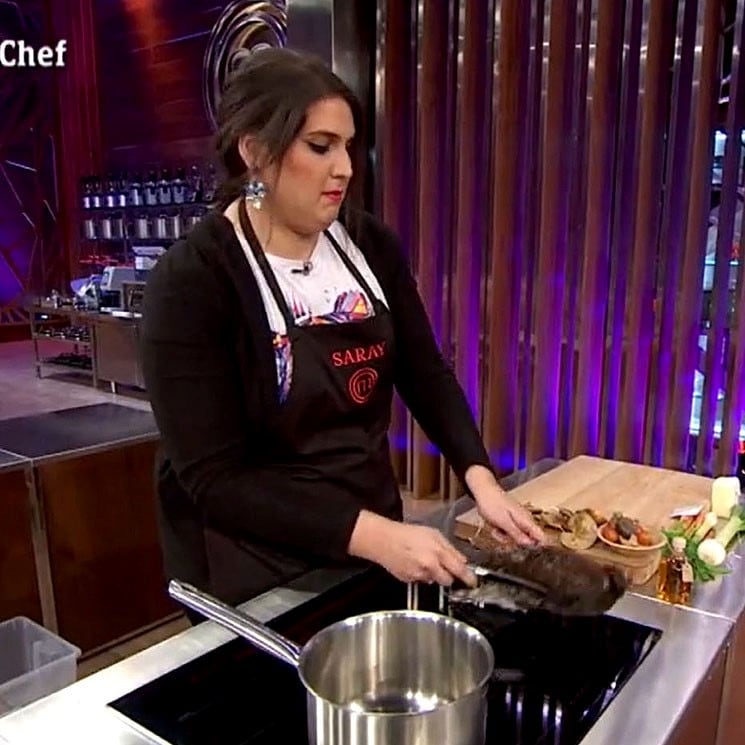 Momentos antes de que Saray hiciera su creación que se ganó el titulo a "la peor" en Masterchef. (web)