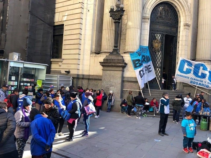 Organizaciones sociales reclaman en la bolsa de comercio. (Barrios de pie)