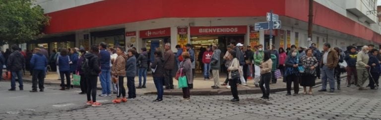 El paso de las horas no menguó la cantidad de personas que aguardaban para llegar hasta las ventanillas y los cajeros automáticos del banco.