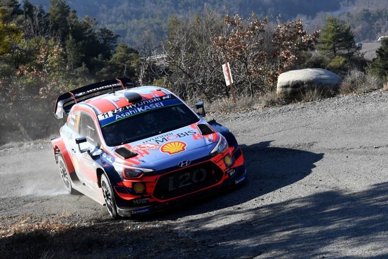 Thierry Neuville, navegado por Nicolas Gilsoul en el Hyundai i20 WRC. En el quinto tramo, perdió 15 segundos al salirse de camino. Fue el error que, prácticamente, le costó la carrera.