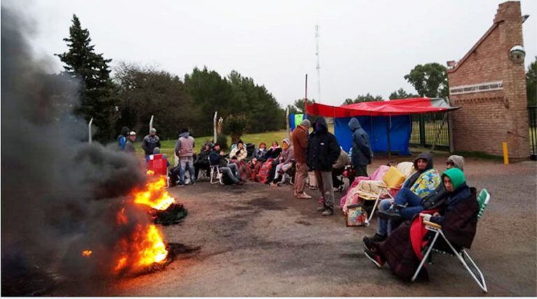 Los trabajadores cortan la entrada de la empresa en compañía de sus familiares (Diario Textual)