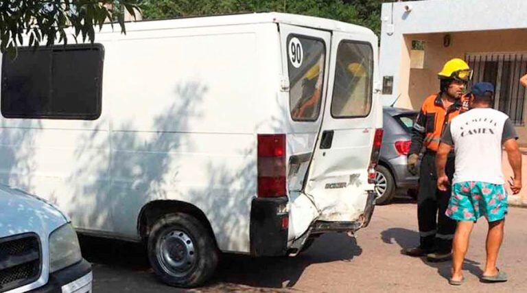 El auto chocó la parte trasera de un utilitario que estaba estacionado (Maracó Digital)