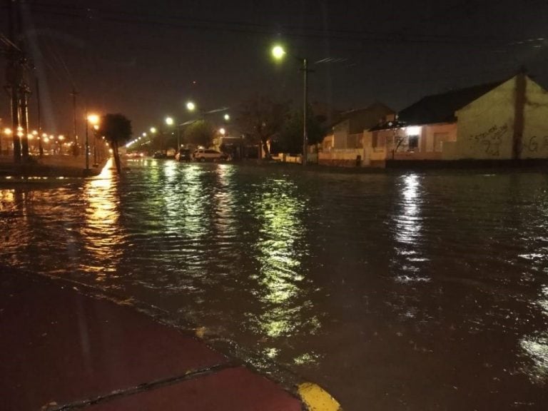 Las calles de Trelew se inundaron por el acumulamiento de hojas en las bocas de desagüe.